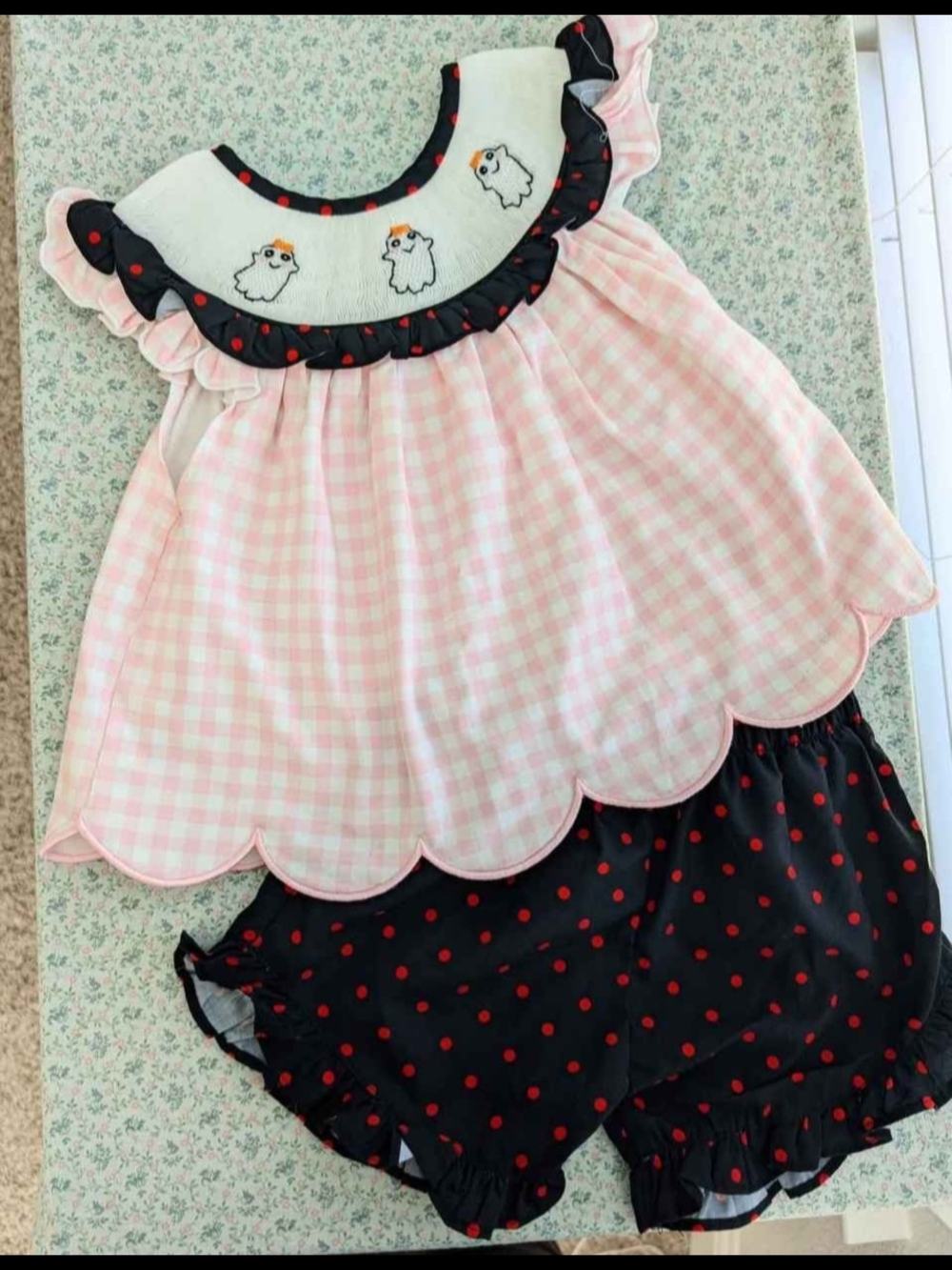 NWOT Busy Bee Smocks 24 Mos Smocked Ghost Halloween Short Set